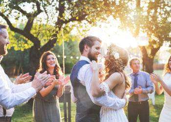 Sopravvivere ad un matrimonio estivo in 10 mosse
