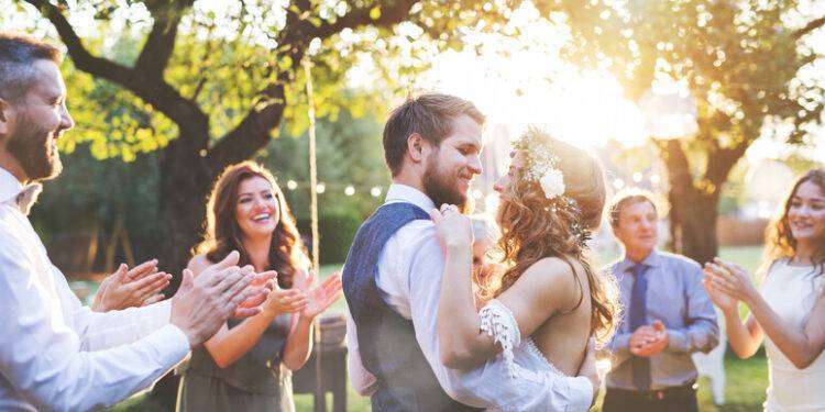 Sopravvivere ad un matrimonio estivo in 10 mosse