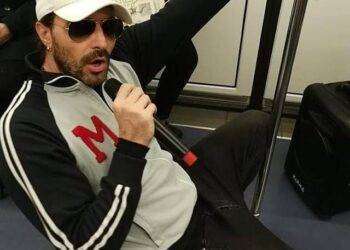 Metroman arriva in Sardegna, al Poetto si cantano i Nomadi ed è subito festa