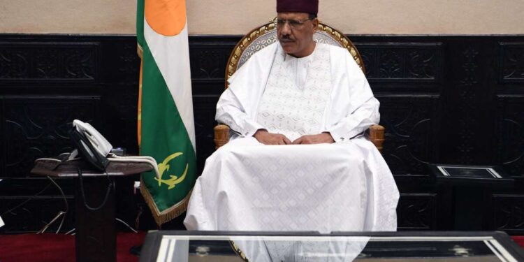 Rivolta in Niger, presidente Bazoum in ostaggio dei militari: nel Paese c’è la missione italiana