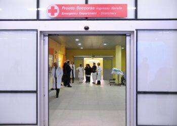 A 9 anni su una baby-moto si schianta contro un albero