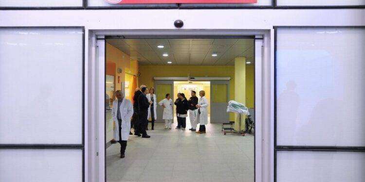 A 9 anni su una baby-moto si schianta contro un albero