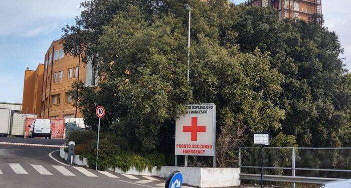 Con l’auto finisce fuori strada, anziano muore a Sorgono