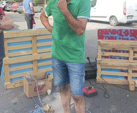 Chiude Medicina per ferie, si incatena in ospedale Sorgono