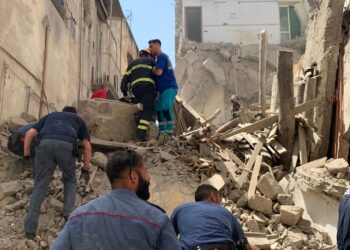 Crolla palazzina a Torre del Greco. Si temono vittime