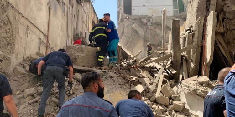 Crolla palazzina a Torre del Greco. Si temono vittime