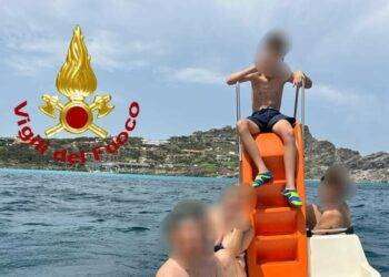 Pedalò al largo con famiglia a bordo soccorso a Stintino