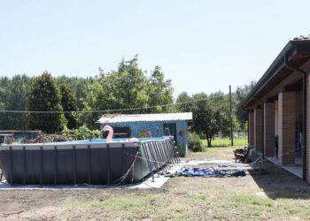 Bimbo di due anni muore annegato in piscina