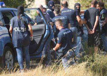Anarchici, un arresto per la bomba davanti alla libreria a Firenze nel 2016