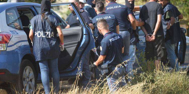 Anarchici, un arresto per la bomba davanti alla libreria a Firenze nel 2016
