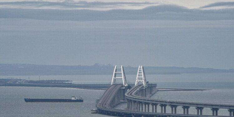 Esplosioni sul Ponte di Crimea, almeno due morti: attacco ucraino