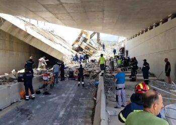 Crolla un ponte in Grecia a Patrasso, un morto e due dispersi