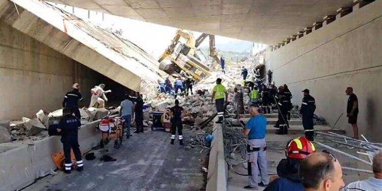 Crolla un ponte in Grecia a Patrasso, un morto e due dispersi