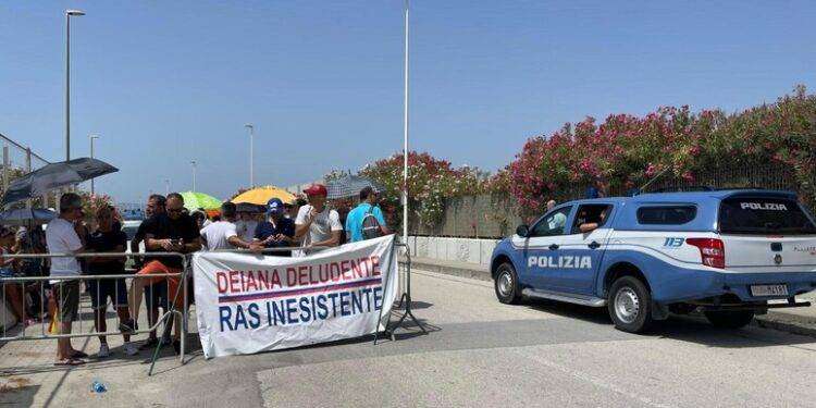 Salvini a Cagliari, sit-in ex lavoratori del porto canale