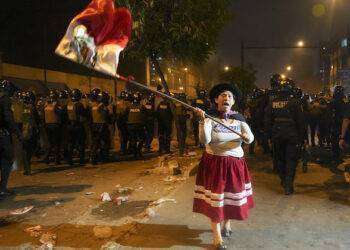 Perù, decine di centinaia di migliaia di persone in piazza contro il regime Boluarte