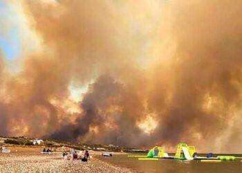 Grecia, incendi ancora fuori controllo a Rodi. Evacuate 30mila persone: ragazzi sardi isolati
