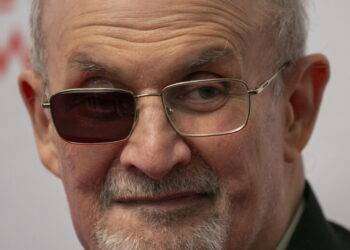 Rushdie dopo l’attentato, ‘sto bene ma faccio sogni folli’