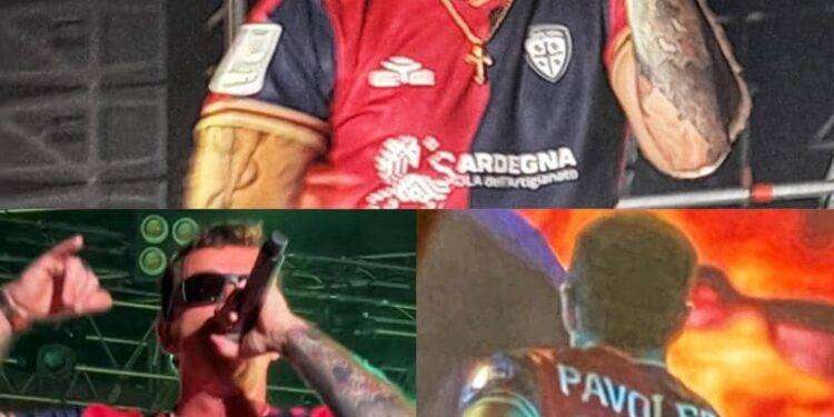 Salmo con la maglia di Pavoletti, infiamma il pubblico di Cagliari