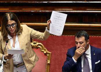 Alcuni manifestanti contestano Santanchè sul turismo