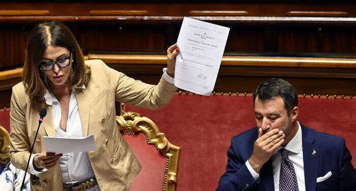 Alcuni manifestanti contestano Santanchè sul turismo