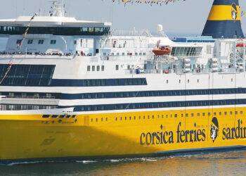 Traghetto con 1000 persone riparte dopo black out davanti a Elba