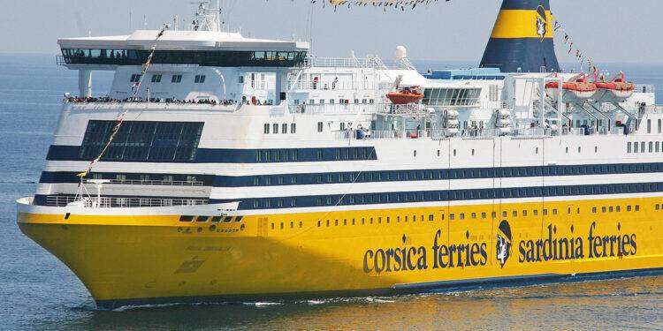 Traghetto con 1000 persone riparte dopo black out davanti a Elba