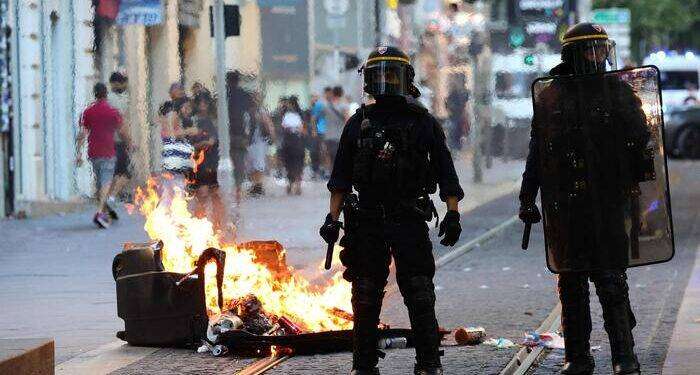 La Francia brucia ancora Tutti giovanissimi i fermati