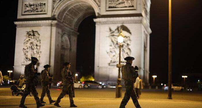 Francia: 157 fermi, pompiere muore a Saint-Denis