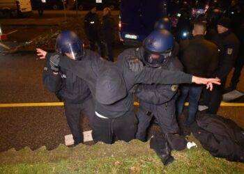 Francia: rivolta contagia Svizzera, scontri a Losanna