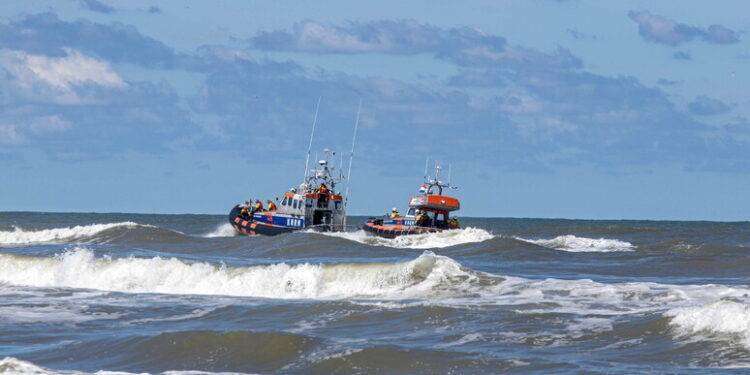 Nave cargo in fiamme al largo coste olandesi, un morto