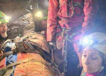 Speleologa bloccata per la seconda notte a 150 metri sottoterra