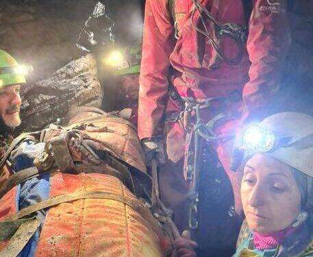 Speleologa bloccata per la seconda notte a 150 metri sottoterra