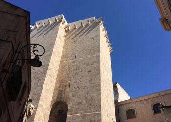 Turismo a Cagliari, arrivano migliaia di croceristi e la Torre dell’Elefante chiude per caldo