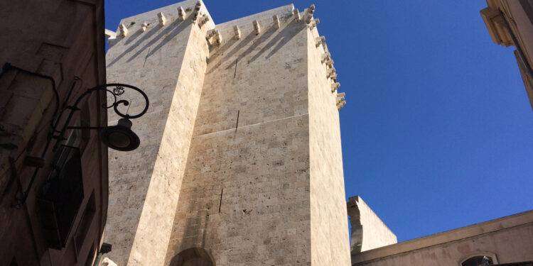 Turismo a Cagliari, arrivano migliaia di croceristi e la Torre dell’Elefante chiude per caldo