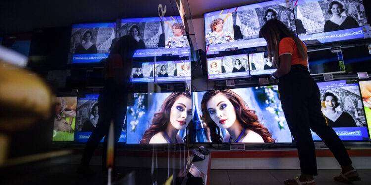 Dalle auto alle tv, la Sardegna spende il 4,1% in meno