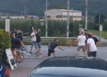 Bastoni e cinture: rissa tra ultrà di Sampdoria e Como per strada poi i saluti “Alla prossima”