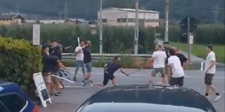 Bastoni e cinture: rissa tra ultrà di Sampdoria e Como per strada poi i saluti “Alla prossima”