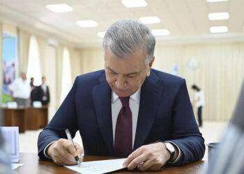 Uzbekistan, il presidente uscente vince con l’87% dei voti: complimenti da Putin