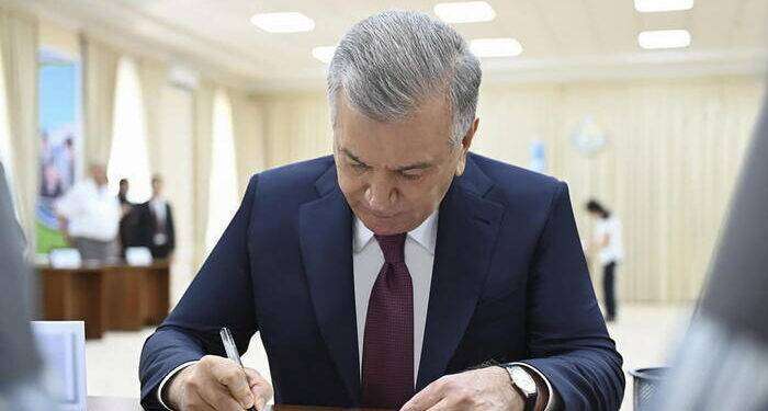 Uzbekistan, il presidente uscente vince con l’87% dei voti: complimenti da Putin