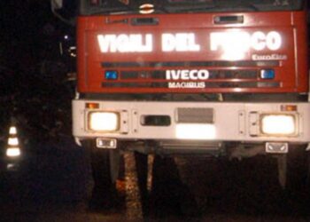 Roma, fiamme in una baracca in via Appia Nuova: morto un uomo