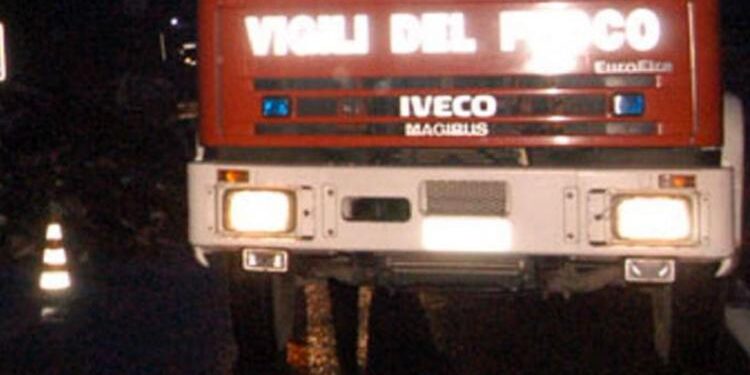 Roma, fiamme in una baracca in via Appia Nuova: morto un uomo