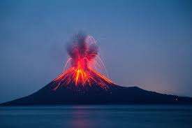 La doppia eruzione del vulcano Sakurajima, in Giappone