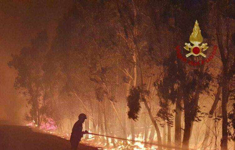 Incendi, notte di terrore a Muravera: fiamme devastano Feraxi, evacuazioni e aziende distrutte