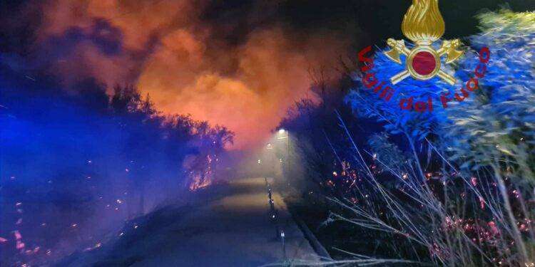 Fiamme vicino a ville e hotel di lusso in Costa Smeralda