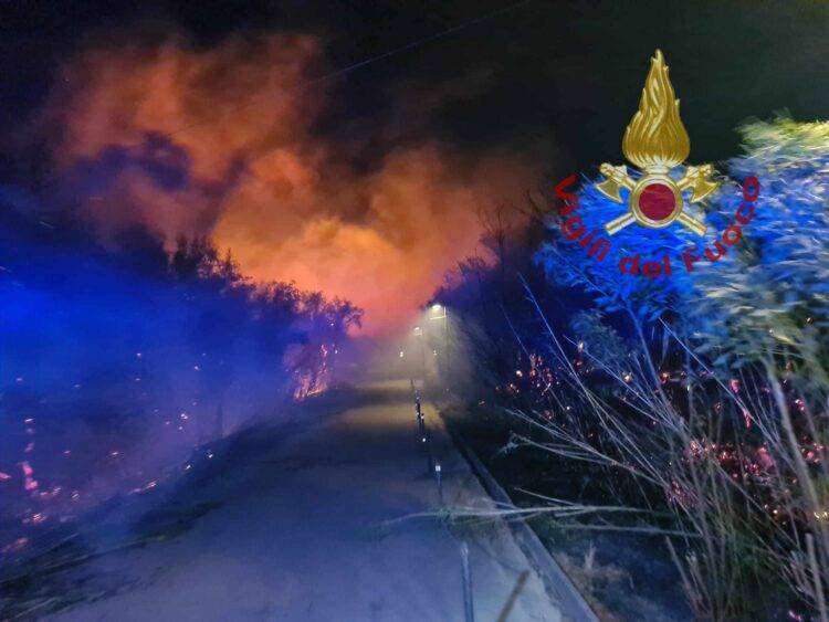 Fiamme vicino a ville e hotel di lusso in Costa Smeralda