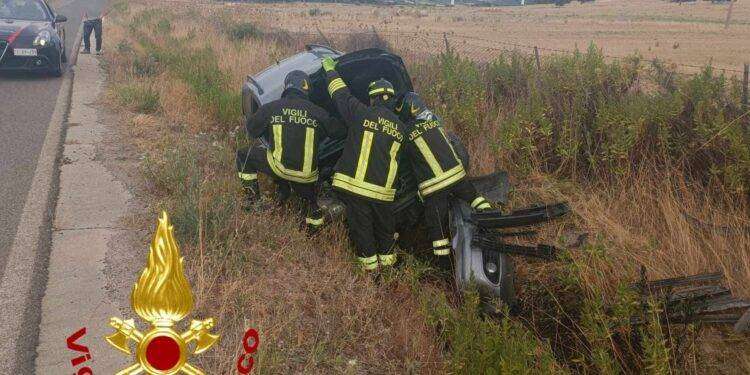 Valledoria, finisce con l’auto fuori strada: un ferito