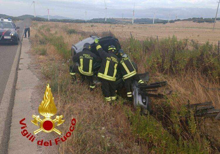 Valledoria, finisce con l’auto fuori strada: un ferito