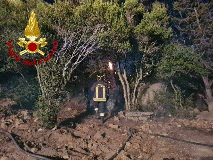 Fiamme vicino a ville e hotel di lusso in Costa Smeralda