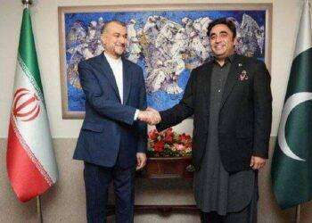 Iran e Pakistan firmano documento di cooperazione quinquennale