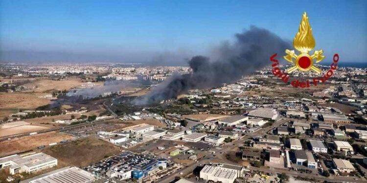 Incendi nel Cagliaritano, 50 interventi dei Vigili del fuoco